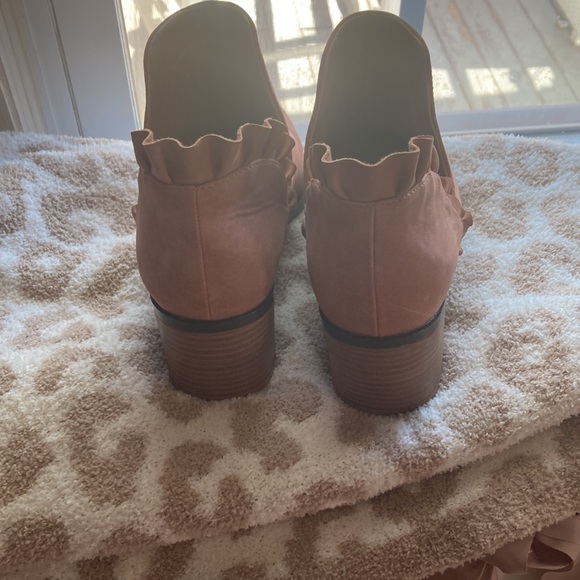 Ruffled peachy boots - Picture 3 of 4